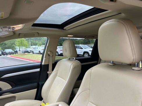 Used 2019 Toyota Highlander XLE FWD image 14