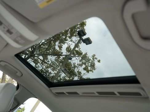 Used 2014 Mercedes-Benz E 350 Sedan image 28