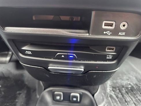 Used 2020 Chrysler Pacifica Touring-L image 13