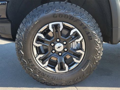 Used 2025 Chevrolet Silverado 1500 ZR2 w/ Technology Package image 31