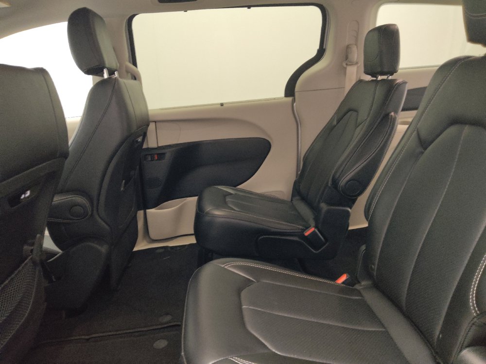 Used 2024 Chrysler Pacifica Touring-L FWD image 18