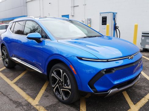 New 2026 Chevrolet Equinox EV LT image 2