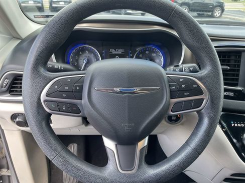 Used 2020 Chrysler Voyager Lxi FWD image 14