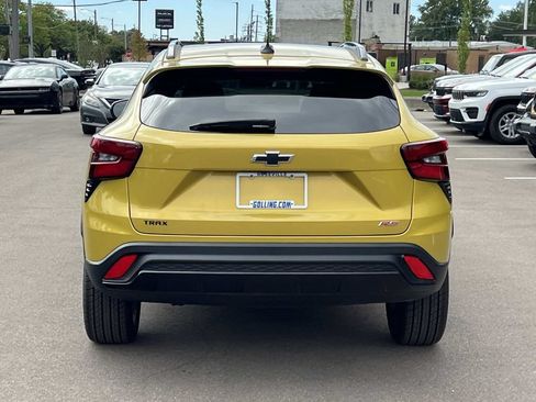 Used 2024 Chevrolet Trax RS w/ Sunroof Package FWD image 5