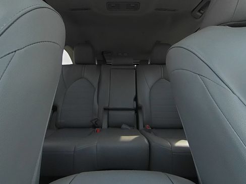 Used 2023 Toyota Highlander XLE AWD/4WD image 29