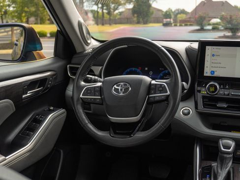 Used 2023 Toyota Highlander Limited FWD image 24