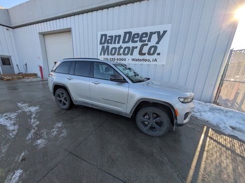 Used 2023 Jeep Grand Cherokee Altitude image 21