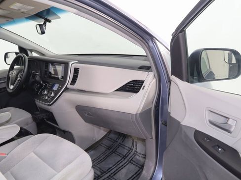 Used 2016 Toyota Sienna LE image 38