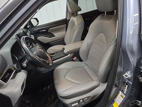 Used 2022 Toyota Highlander XLE AWD/4WD image 30