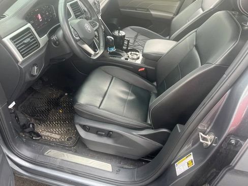 Used 2022 Volkswagen Atlas Cross Sport SE FWD image 6