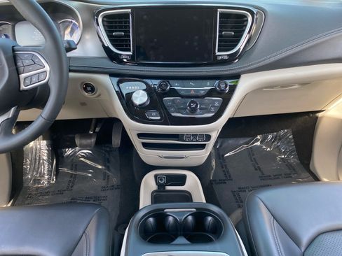 Used 2024 Chrysler Pacifica Limited FWD image 11