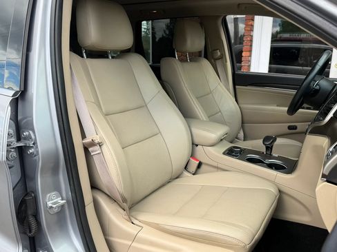 Used 2014 Jeep Grand Cherokee Limited w/ Luxury Group II AWD/4WD image 16