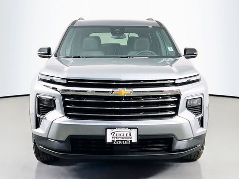 Used 2025 Chevrolet Traverse LT image 2