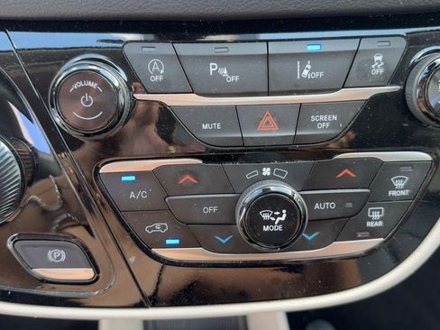 Used 2024 Chrysler Pacifica Touring-L FWD image 23