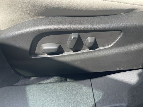 Used 2023 Cadillac XT4 Luxury w/ Cold Weather Package FWD image 14