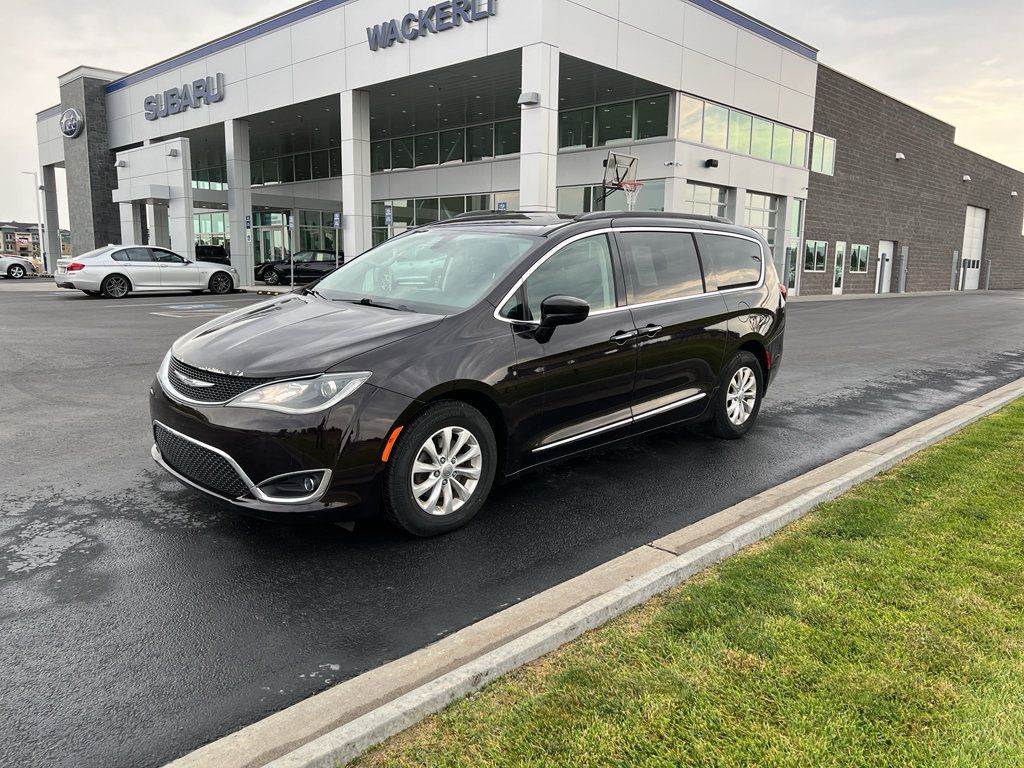 Used 2017 Chrysler Pacifica Touring-L FWD image 1