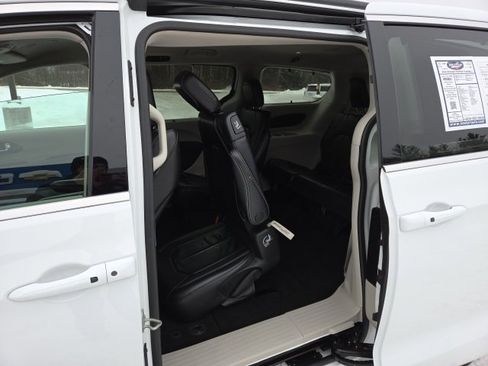 Used 2022 Chrysler Pacifica Touring-L image 41