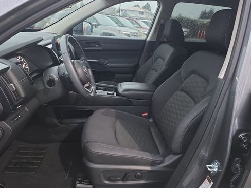 Used 2024 Nissan Pathfinder SV image 16
