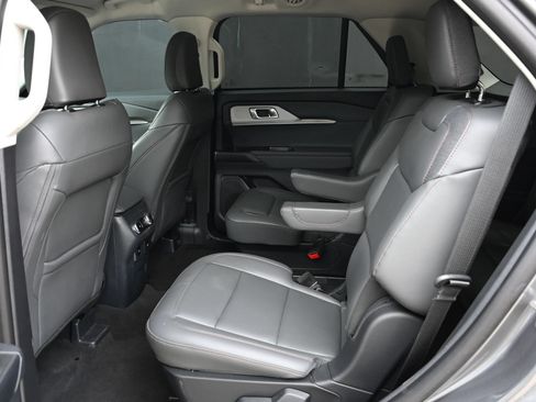Used 2025 Ford Explorer Active w/ Active Comfort Package RWD image 18
