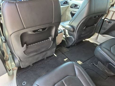 Certified 2022 Chrysler Pacifica Touring-L FWD image 18