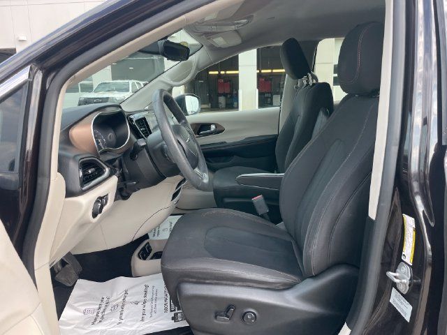 Used 2017 Chrysler Pacifica Touring w/ Tire & Wheel Group FWD image 19
