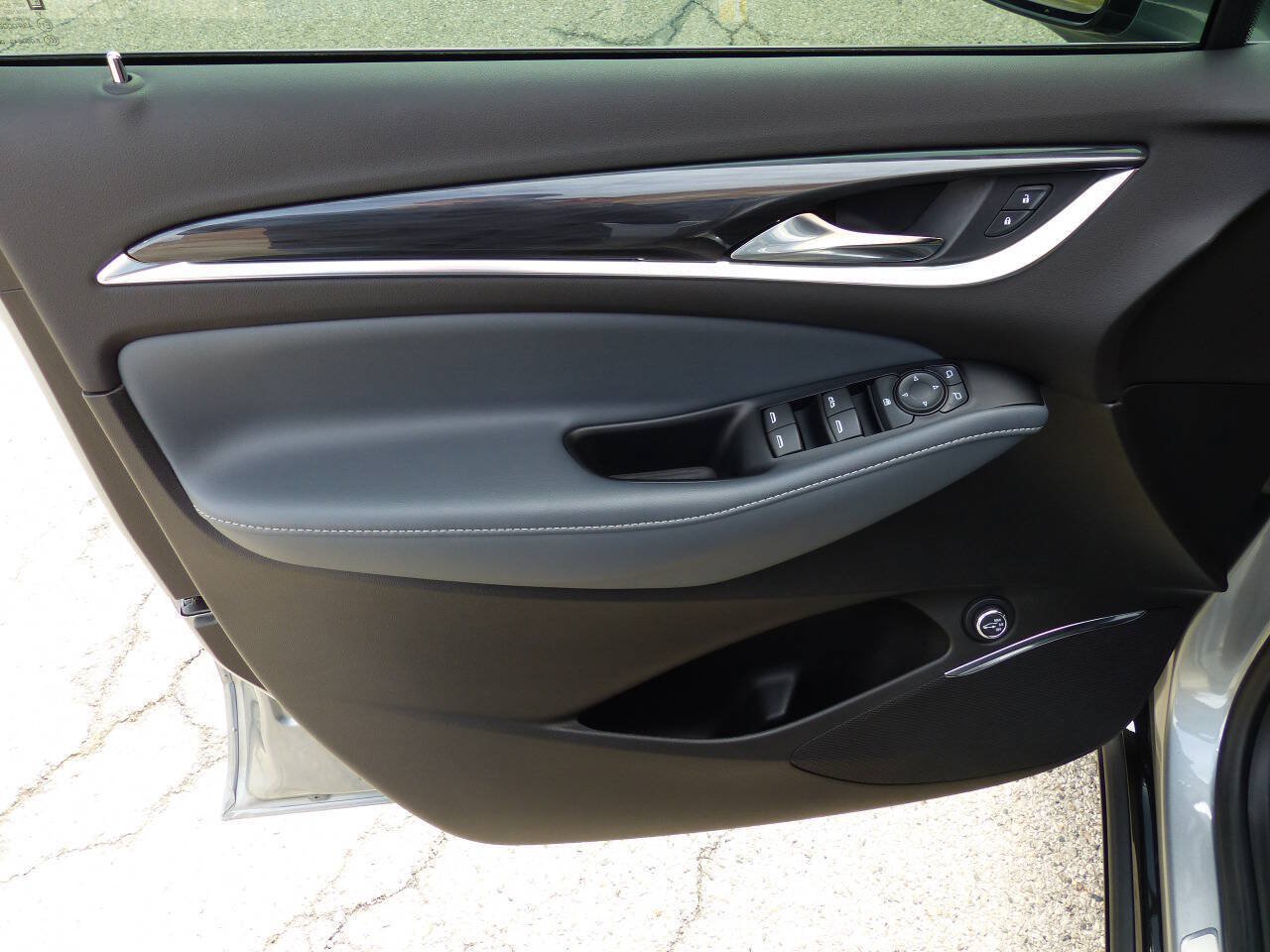 Used 2023 Buick Enclave Essence w/ LPO, Floor Liner Package FWD image 18