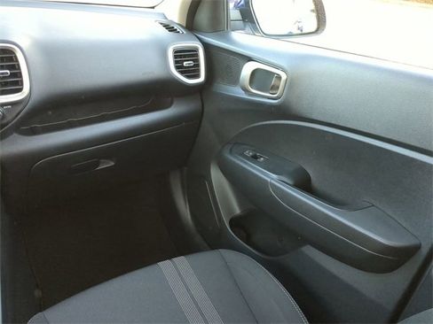 Used 2023 Hyundai Venue SEL image 16