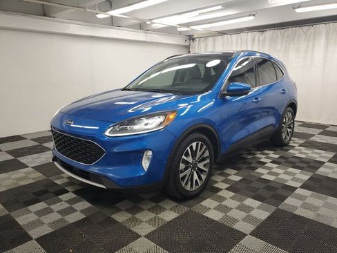 Used 2020 Ford Escape Titanium image 3