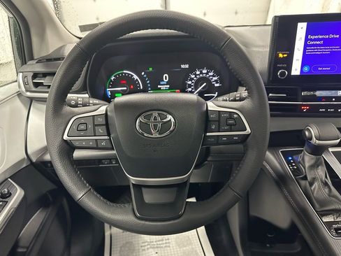 Used 2025 Toyota Sienna XLE image 18