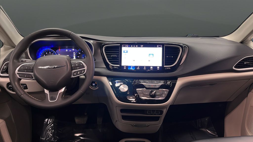 Used 2024 Chrysler Pacifica Touring-L FWD image 11