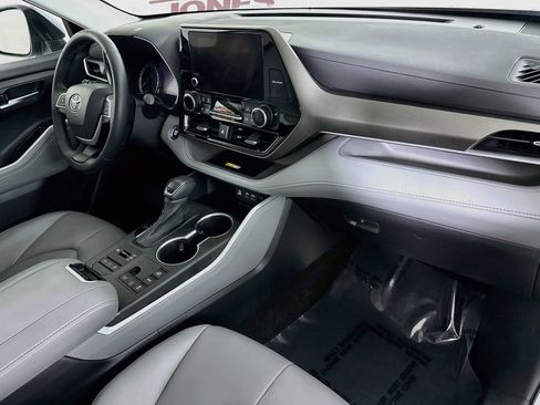 Used 2023 Toyota Highlander XLE AWD/4WD image 33