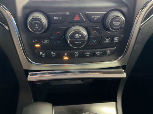 Used 2018 Jeep Grand Cherokee Limited image 17