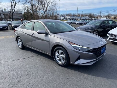 Certified 2023 Hyundai Elantra SE image 1