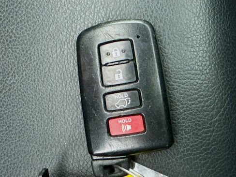 Used 2016 Toyota RAV4 SE image 38