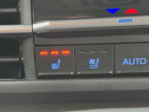 Used 2023 Toyota Sienna Limited image 5