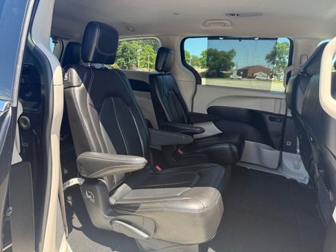Used 2023 Chrysler Pacifica Touring-L FWD image 12