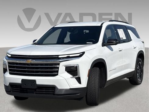 Used 2026 Chevrolet Traverse LT w/ Driver Confidence Package AWD/4WD image 1