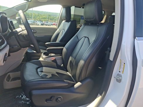 Used 2023 Chrysler Pacifica Touring-L FWD image 14