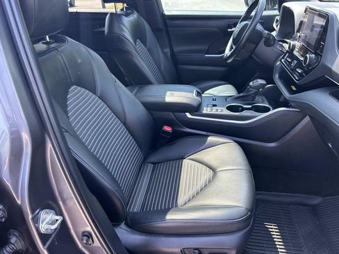 Used 2023 Toyota Highlander XSE FWD image 33