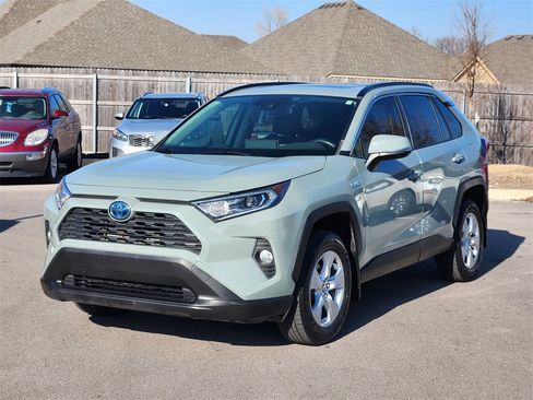 Used 2020 Toyota RAV4 XLE image 2