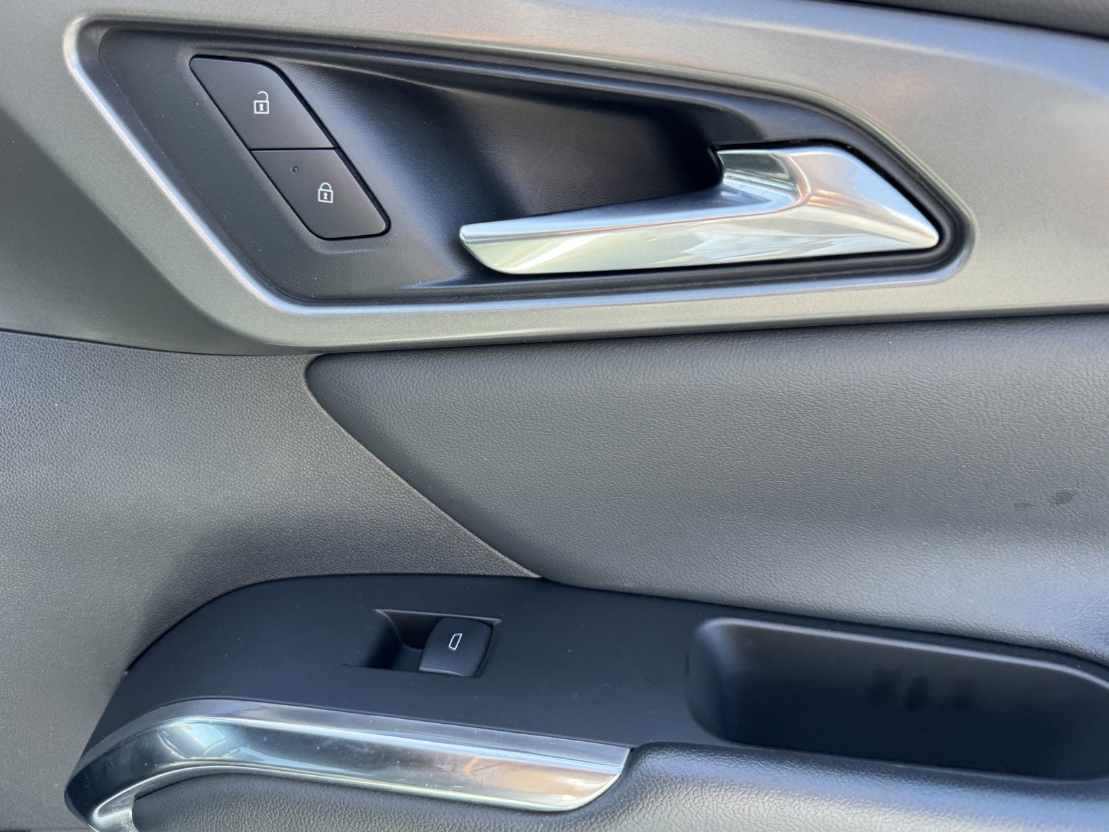 Used 2025 Chevrolet Traverse LT FWD image 10