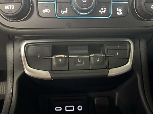 Used 2024 GMC Terrain SLT image 23