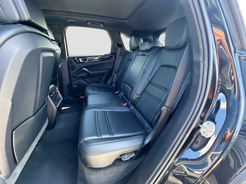 Used 2022 Porsche Cayenne AWD/4WD image 25