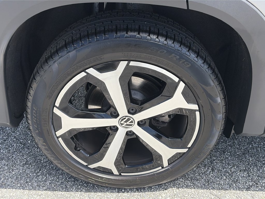Certified 2025 Volkswagen Tiguan SE FWD image 24