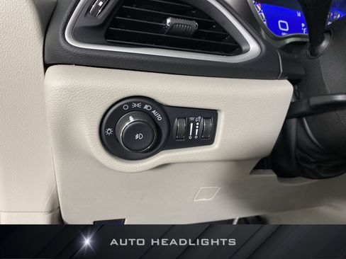 Used 2024 Chrysler Pacifica Touring-L image 24