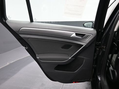 Used 2018 Volkswagen Golf S image 33