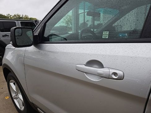 Used 2017 Ford Explorer XLT image 31