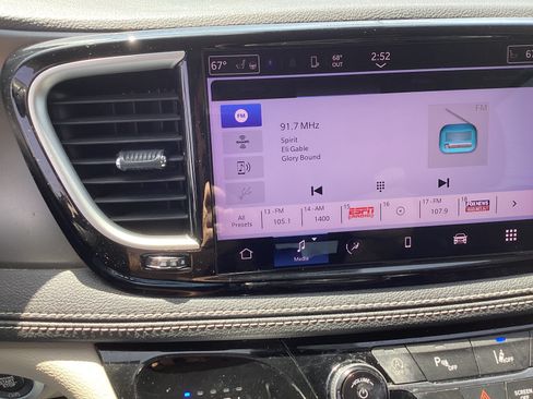 Used 2023 Chrysler Pacifica Touring-L FWD image 14