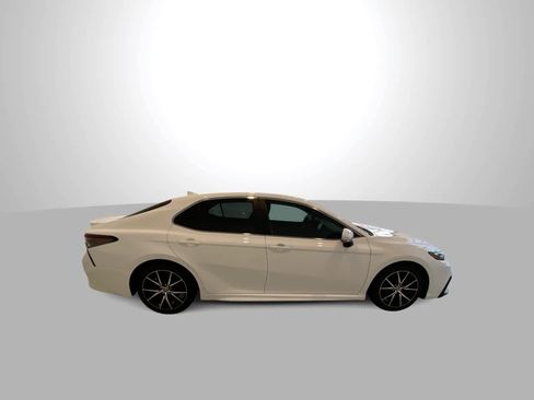 Used 2022 Toyota Camry SE image 9