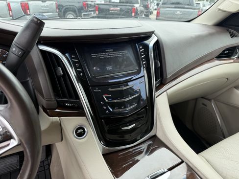 Used 2016 Cadillac Escalade Luxury RWD image 19